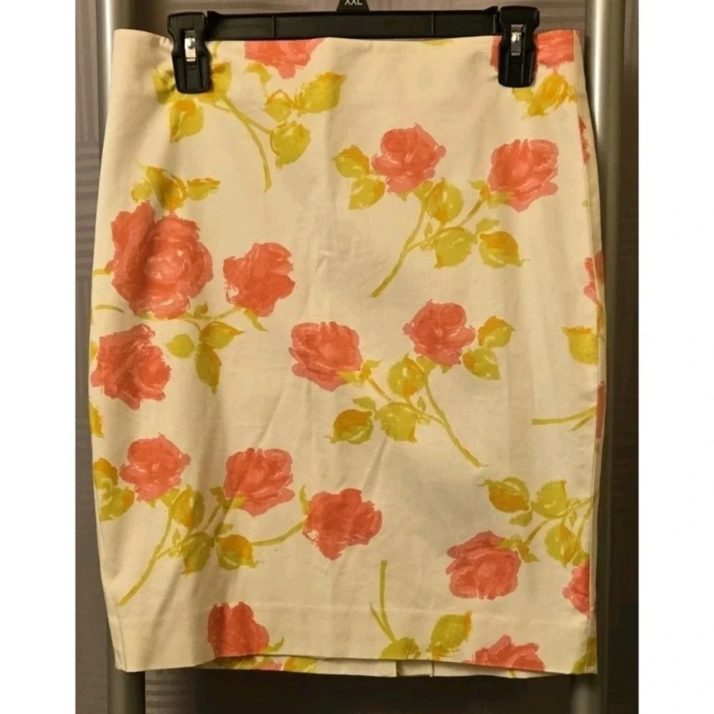 Ann Taylor Petite Floral Skirt Sz 6P White Pink Roses Pencil Stretch Back Zipper